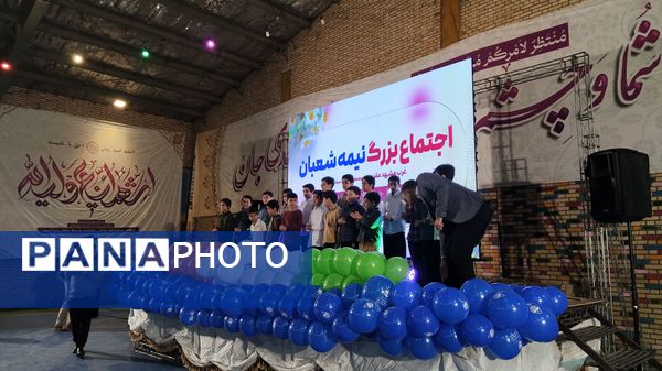 کیک ۱۴ متری در اجتماع مردمی به مناسبت تولد امام عصر در غرب مشهد