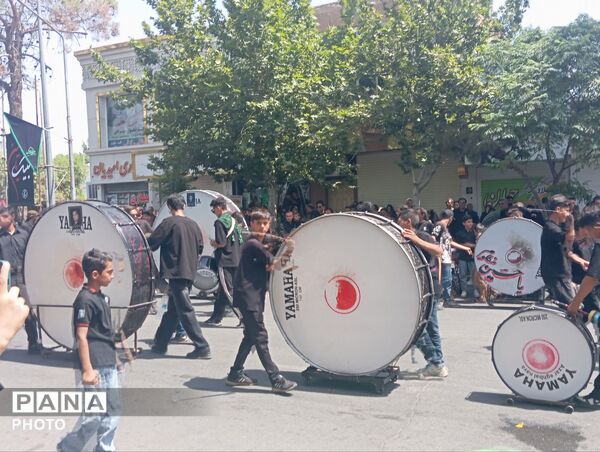 ورود هیئت های عزاداری کاشمر به حسینیه ابوالفضلی در نهمین روز محرم 