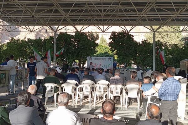 گلباران قبور مطهر شهدا به مناسبت هفته دفاع مقدس در شهرستان زرقان