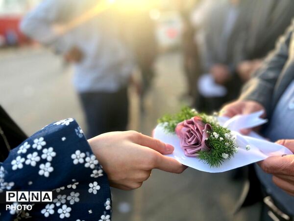 دخترانِ انقلابی پای پرچم ایستاده‌اند