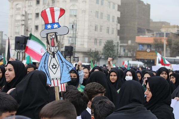 حضور پرشکوه دانش‌آموزان کهریزک و باقرشهر در راهپیمایی ۱۳ آبان