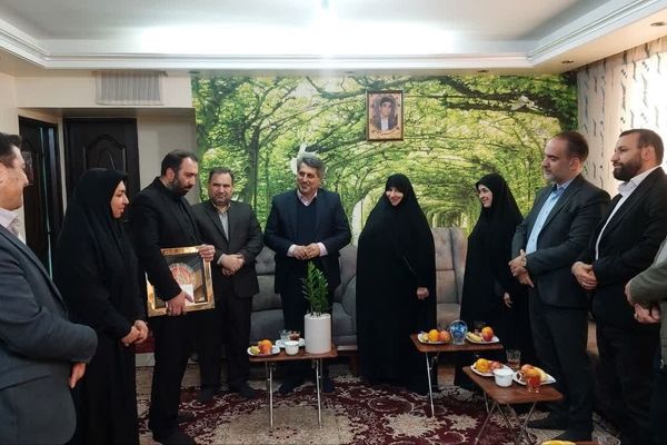 دیدار با خانواده شهدا وظیفه دینی و ملی ما است