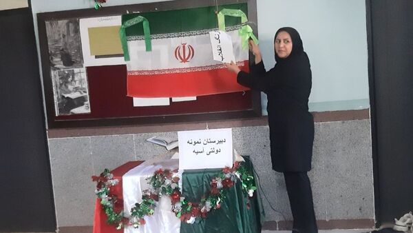 آذین‌بندی دهه فجر و نواخته شدن زنگ انقلاب در دبیرستان حضرت آسیه(س) حاجی‌آباد
