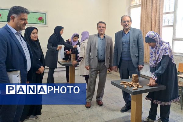 تصاویری زیبا از تمرکز دانش‌آموزان دختر در المپیاد رویش ناحیه۳ شیراز 