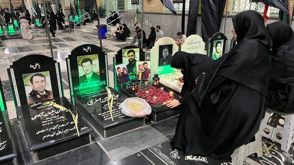 نوجوانان تهرانی هم‌نوا با اسرای کربلا به سوگ امام حسین (ع) نشستند