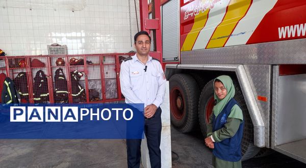 حضور دانش آموزان و همکاران دبستان میلاد در ایستگاه آتش‌نشانی