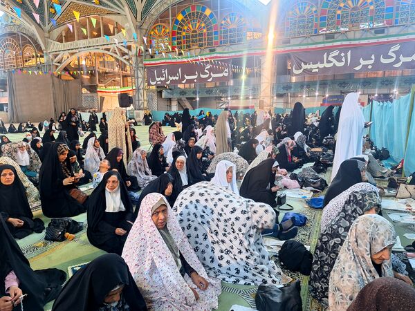 حضور پرشور دانش‌آموزان عضو سازمان دانش‌آموزی در نمازجمعه اصفهان