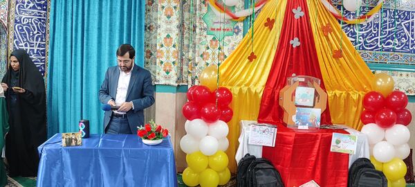 تقسیم مهربانی ها در روز نیکوکاری با حضور مسئولین در مدارس ملارد 