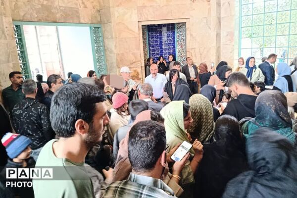 مراسم گل‌باران آرامگاه سعدی شاعر بزرگ شیرازی