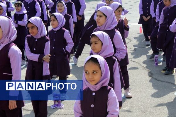 حضور پلیس در دبستان فاطمه‌الزهرا برای آموزش پیشگیری از آسیب‌های اجتماعی