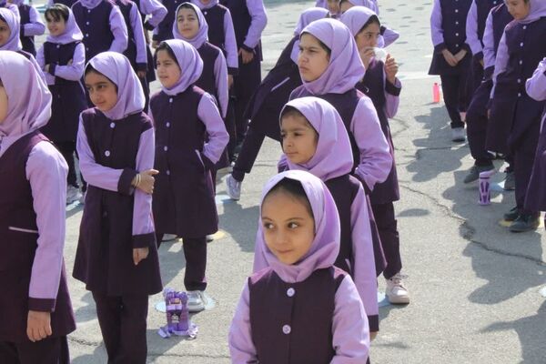 حضور پلیس در دبستان فاطمه‌الزهرا برای آموزش پیشگیری از آسیب‌های اجتماعی