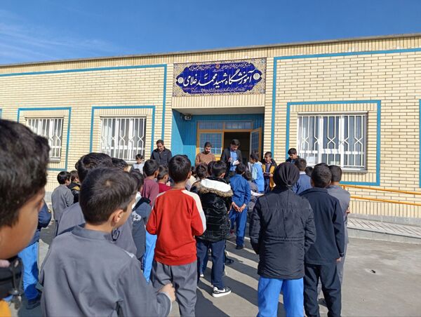 تجلیل از برگزیدگان مسابقات در مدرسه شهید غلامی خلیل آباد 