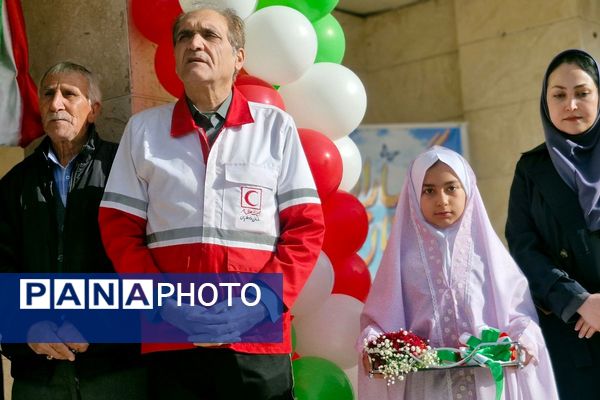 آیین نواخته شدن زنگ انقلاب اسلامی در مدرسه آیت‌الله خامنه‌ای قرچک