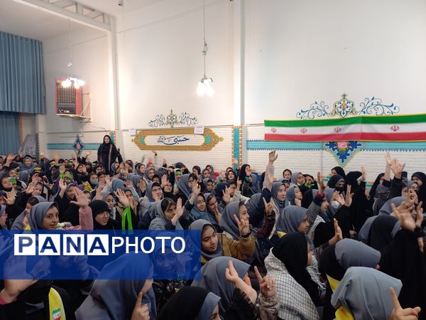 استقبال گرم دانش آموزان از پیکر شهید گمنام در دبیرستان امجدی یک ناحیه ۵ 