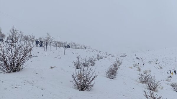  برف بازی مردم نیشابور در روستای برف ریز 
