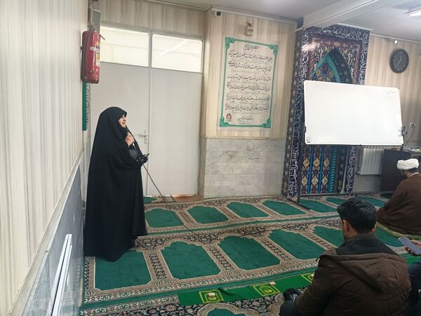 اقامه نماز جماعت در دبیرستان شاهد فاطمیه مشهد
