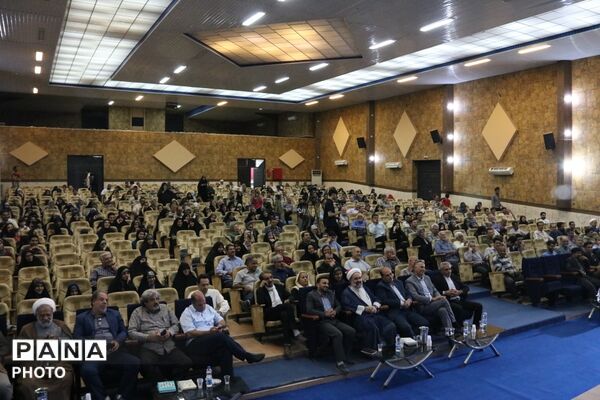 میزبانی میبد از طنزپردازان یزدی در شبی سرشار از لبخند