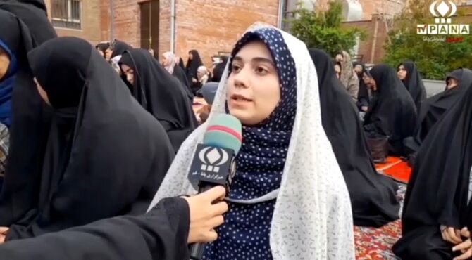 اقامه نماز عید فطر به یاد دانش آموزان شهید مدرسه میناب 