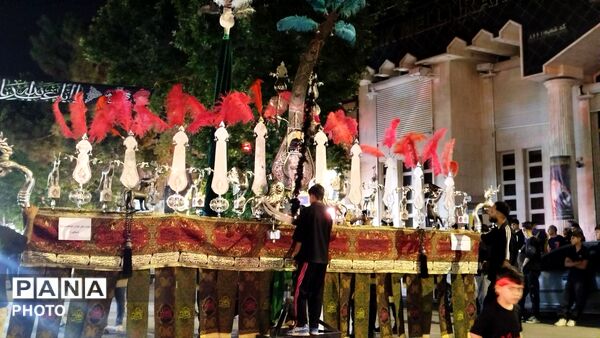مراسم زنجیر زنی در شب تاسوعای حسینی در حسینیه امام خمینی(ره)نیشابور