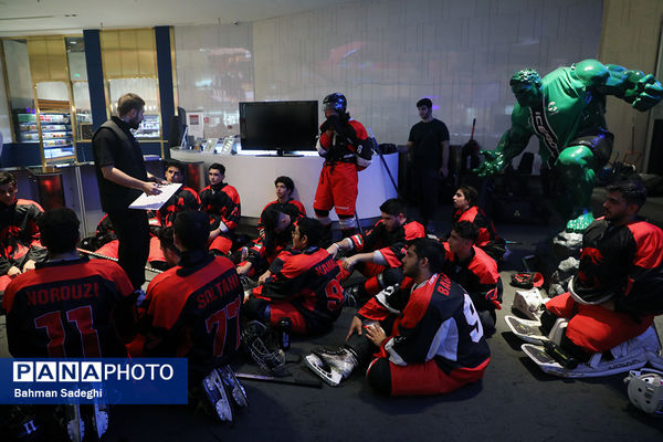 دیدار تیم ملی هاکی روی یخ ایران و تیم جوانان