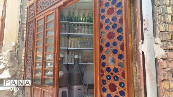 آخرین روزهای فصل گلاب‌گیری در کاشان؛ از دیگ‌های مسی تا شیشه‌های گلاب