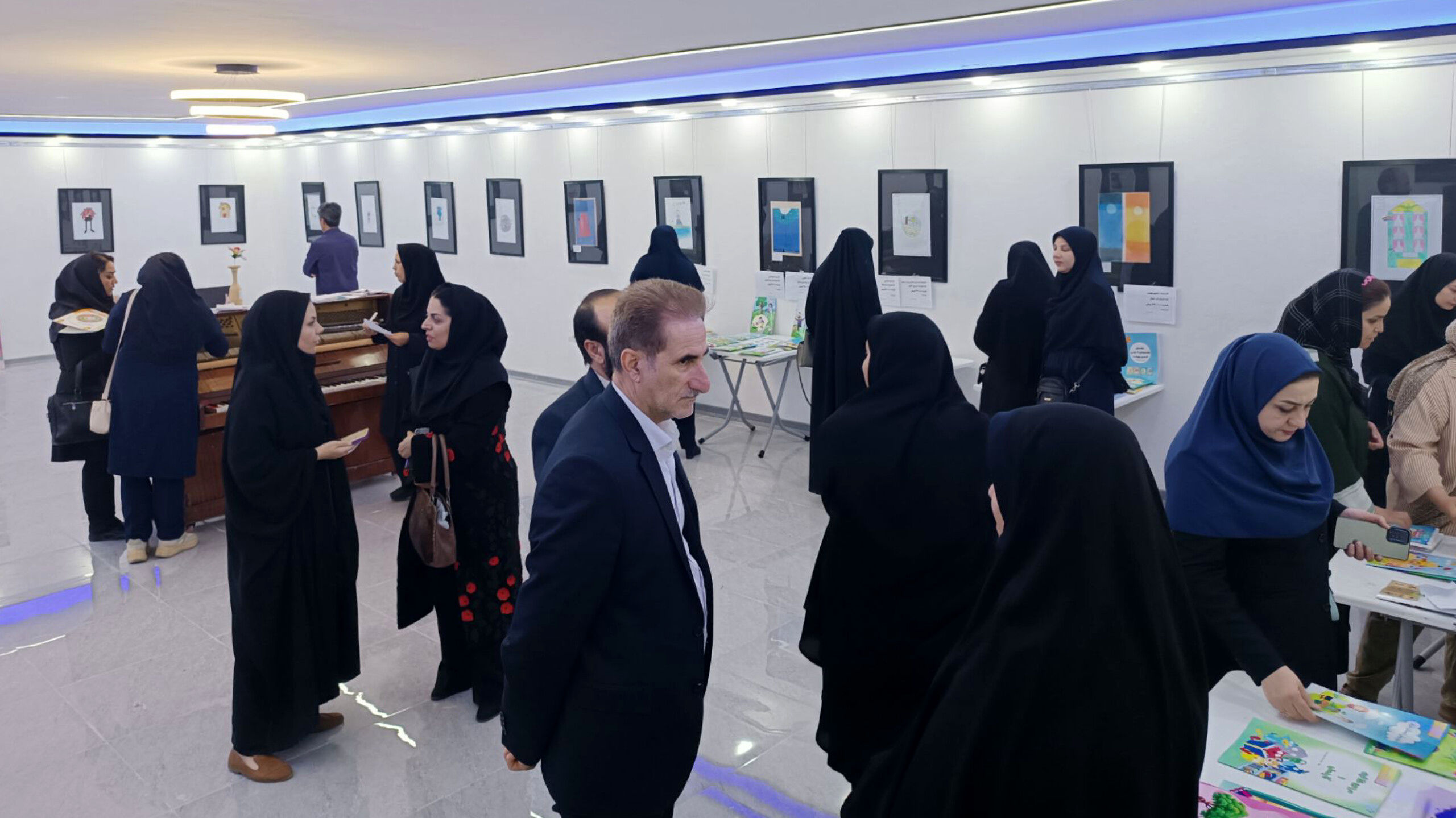 بازدید جواد احمدی از نمایشگاه محتوای آموزشی و تربیتی کودکستان‌های استان لرستان