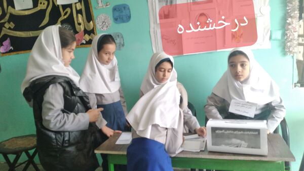 بازدید دانش‌آموزان دبستان درخشنده از پژوهش سرای آیندگان 
