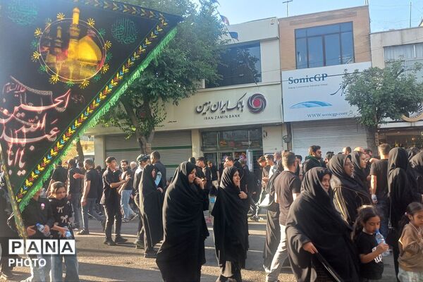 دسته عزاداران تهرانی به مناسبت شهادت امام حسین (ع)