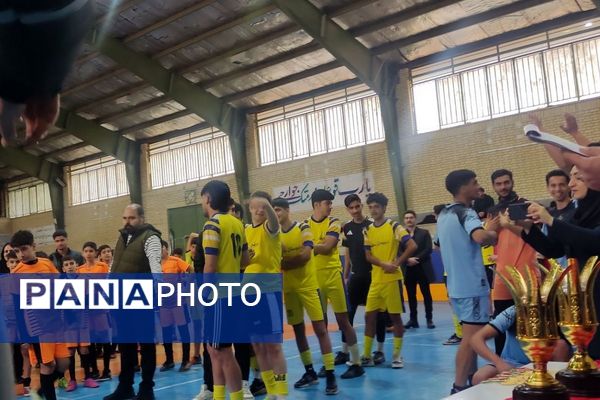 رقابت دانش‌آموزان رباط‌کریم در مسابقات بین مدرسه‌ای فوتسال