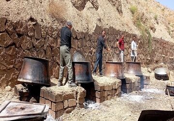 پخت حلیم در روز اربعین حسینی شهر بار نیشابور