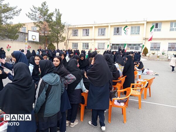 برپایی بازارچه دانش آموزی در دبیرستان شاهد هاجرشهرستان کاشمر