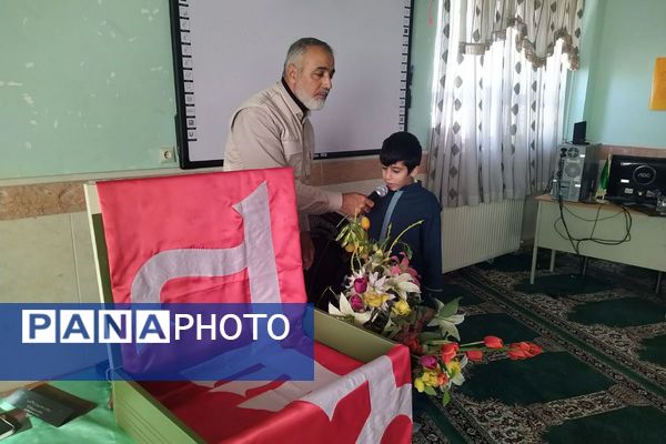  آیین پرچم‌گردانی به یاد امام حسین(ع) در مدارس فیروزکوه