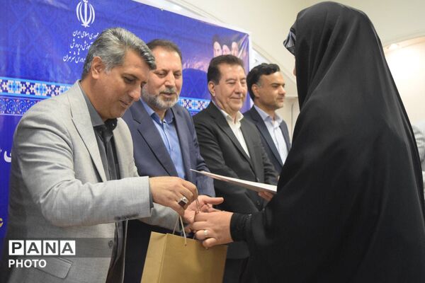 تجلیل از معاونین پرورشی و مربیان تربیتی منطقه ۱۴ تهران