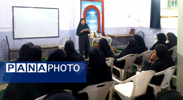 خوانش زندگی نامه شهدا در دبیرستان فاطمیه