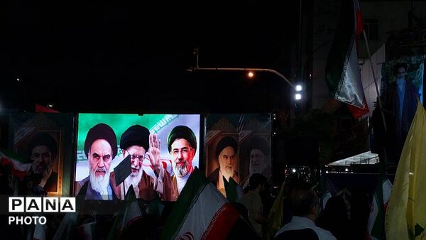 هفتاد شب متوالی حضور پرشور مردم در میدان جمهوری