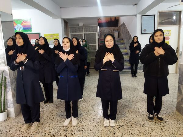 فضاسازی اردوی تمشک توسط دانش‌آموزان و فرهنگیان شهر راز
