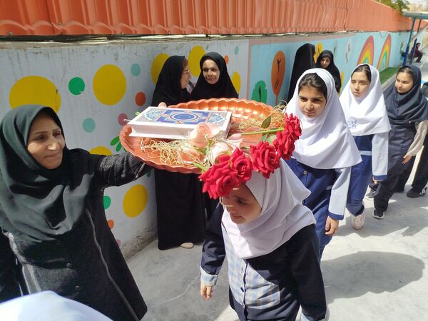 زنگ مهر در دبستان دخترانه سما با حضور مسئولان آموزش و پرورش و دانشگاه آزاد اسلامی کاشمر 