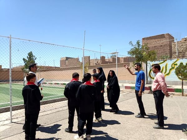 بازدید مسئولین اداره کل آموزش پرورش از وضعیت چمن دبستان شهید پسندیده فدافن