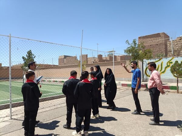 بازدید مسئولین اداره کل آموزش پرورش از وضعیت چمن دبستان شهید پسندیده فدافن