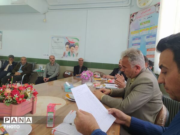 جلسه شورای دبیران دبیرستان نمونه آیت‌الله خامنه‌ای