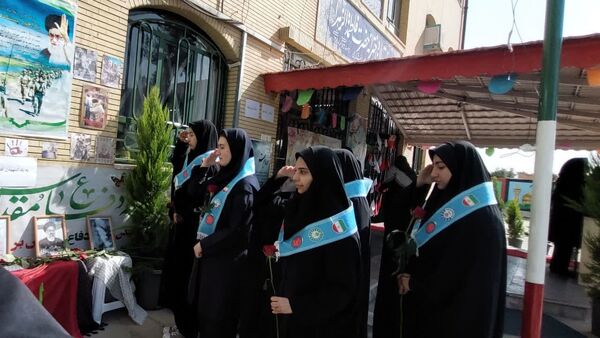آیین گرامیداشت هفته دفاع مقدس در دبیرستان حضرت زهرا ناحیه ۶