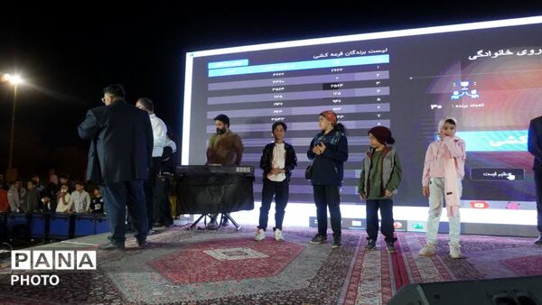 جم روی پای خانواده‌ها؛ پیاده‌روی دهه فجر با حضور پرشور چهار هزار نفر