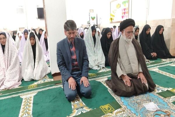 اقامه نماز جماعت در دبیرستان شهید مجید دهنوی نیشابور