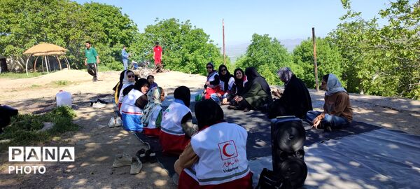 پیاده‌روی اعضای هلال احمر در روستای کشانک