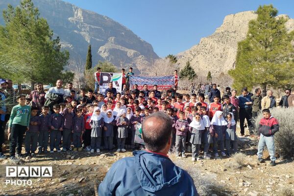 کاشت 350 نهال بنه و کلخنگ در دامنه کوه‌های ظفرآباد