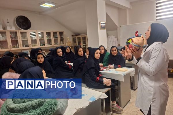 کارگاه تشریح قلب برای دانش آموزان فرزانگان شهرستان ملارد