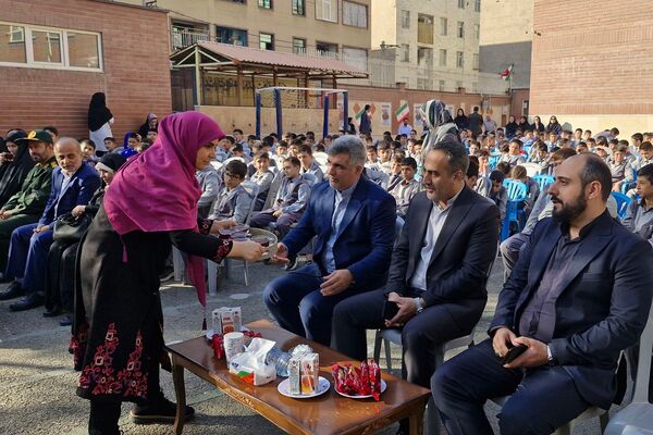 رزمایش کمک مومنانه و تهیه لوازم التحریر برای دانش‌آموزان و خانواده‌های بی بضاعت در ناحیه 2 شهرری 
