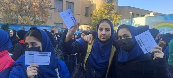 شور و نشاط دانش‌آموزان مدرسه حضرت معصومه (س) ناحیه 4 کرج در انتخابات شورای دانش‌آموزی
