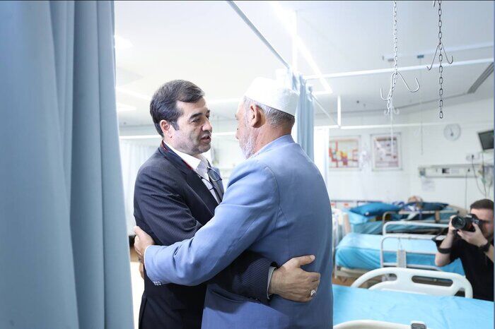 دنیامالی پس از عیادت صابر کاظمی: مردم دعا کنند/ از هر لحاظ کنار خانواده‌اش هستیم