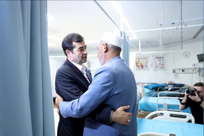دنیامالی پس از عیادت صابر کاظمی: مردم دعا کنند/ از هر لحاظ کنار خانواده‌اش هستیم